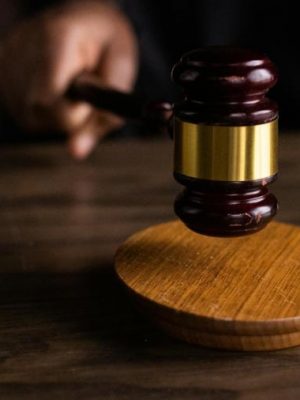 Após denúncia do Ministério Público do Estado do Amazonas (MPAM) no município de Autazes, a Justiça condenou Osvaldo Silva Souza a 36 anos de prisão, em regime inicialmente fechado, pelo crime de estupro de vulnerável cometido contra três enteados — de 6, 5 e apenas 1 ano e 11 meses de idade. Ele também deverá pagar, a título de indenização às vítimas pelos danos causados, R$ 15 mil, além de arcar com as custas e despesas processuais.