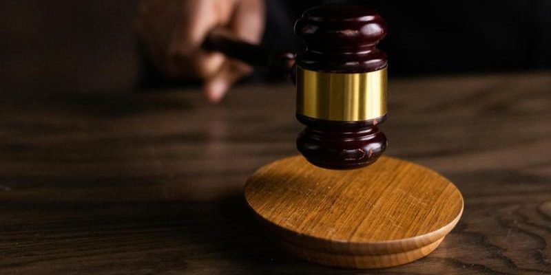 Após denúncia do Ministério Público do Estado do Amazonas (MPAM) no município de Autazes, a Justiça condenou Osvaldo Silva Souza a 36 anos de prisão, em regime inicialmente fechado, pelo crime de estupro de vulnerável cometido contra três enteados — de 6, 5 e apenas 1 ano e 11 meses de idade. Ele também deverá pagar, a título de indenização às vítimas pelos danos causados, R$ 15 mil, além de arcar com as custas e despesas processuais.