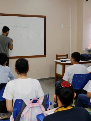 Em dois editais, a Secretaria de Estado de Educação e Desporto Escolar convocou, nesta quinta-feira (29/05), 255 candidatos aprovados no Processo Seletivo Simplificado (PSS) para contratação temporária. São 203 profissionais do Edital nº 01, para o interior do estado, e 52 convocados no Edital nº 02, destinado para as comunidades indígenas do estado. A lista completa com os candidatos aprovados e realocados está disponível no link https://bit.ly/pss_seducam.