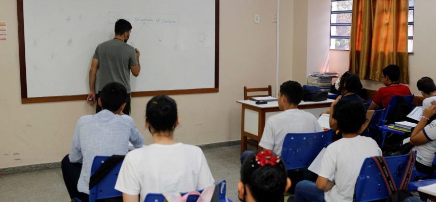 Em dois editais, a Secretaria de Estado de Educação e Desporto Escolar convocou, nesta quinta-feira (29/05), 255 candidatos aprovados no Processo Seletivo Simplificado (PSS) para contratação temporária. São 203 profissionais do Edital nº 01, para o interior do estado, e 52 convocados no Edital nº 02, destinado para as comunidades indígenas do estado. A lista completa com os candidatos aprovados e realocados está disponível no link https://bit.ly/pss_seducam.