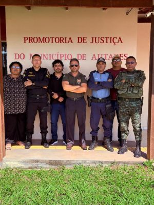 Com o objetivo de fortalecer a atuação preventiva e integrada no município de Autazes, o Ministério Público do Amazonas (MPAM) realizou, nesta quinta-feira (03), uma reunião com representantes de diversos órgãos da segurança pública e ambiental. A iniciativa, conduzida pelo promotor de Justiça Carlos Firmino Dantas, discutiu o planejamento de ações conjuntas para o segundo semestre de 2025.