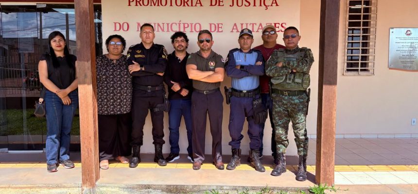 Com o objetivo de fortalecer a atuação preventiva e integrada no município de Autazes, o Ministério Público do Amazonas (MPAM) realizou, nesta quinta-feira (03), uma reunião com representantes de diversos órgãos da segurança pública e ambiental. A iniciativa, conduzida pelo promotor de Justiça Carlos Firmino Dantas, discutiu o planejamento de ações conjuntas para o segundo semestre de 2025.