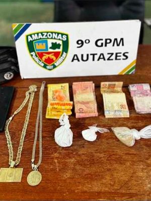 A Polícia Militar do Amazonas (PMAM), por meio do 9º Grupamento de Polícia Militar (GPM), na manhã de segunda-feira (14), prendeu um homem de 24 anos, suspeito de envolvimento com tráfico de drogas, em Autazes (a 113 quilômetros de Manaus).
