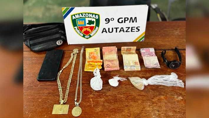 A Polícia Militar do Amazonas (PMAM), por meio do 9º Grupamento de Polícia Militar (GPM), na manhã de segunda-feira (14), prendeu um homem de 24 anos, suspeito de envolvimento com tráfico de drogas, em Autazes (a 113 quilômetros de Manaus).