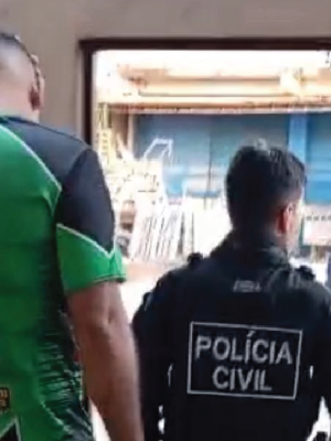 A Polícia Civil do Amazonas (PC-AM), por meio da 39ª Delegacia Interativa de Polícia (DIP) de Autazes (a 113 quilômetros de Manaus), com apoio da Delegacia Especializada em Crimes Contra a Mulher (DECCM) centro-sul e da Guarda Civil Municipal (GCM), cumpriu, nesta terça-feira (05), mandado de prisão preventiva de um homem, de 30 anos, por ameaça e descumprimento de medida protetiva contra a ex-companheira, de 28 anos. A prisão foi efetuada na rua da Piçarreira, bairro Waldomiro Sampaio, no município.
