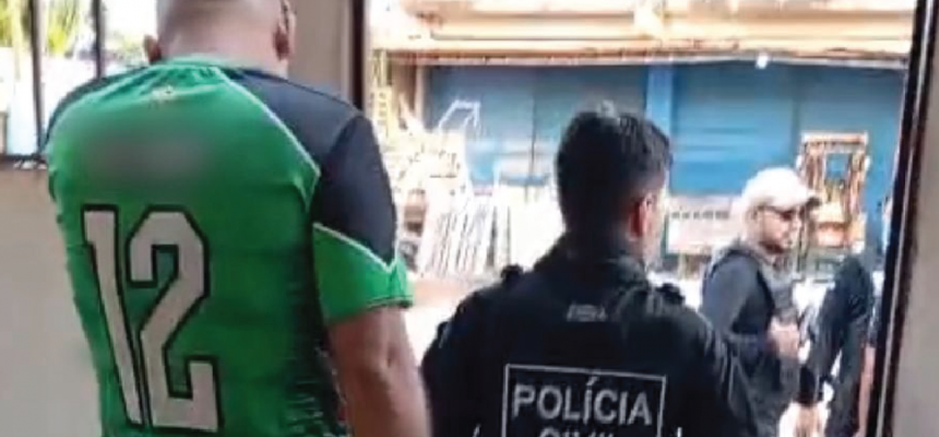 A Polícia Civil do Amazonas (PC-AM), por meio da 39ª Delegacia Interativa de Polícia (DIP) de Autazes (a 113 quilômetros de Manaus), com apoio da Delegacia Especializada em Crimes Contra a Mulher (DECCM) centro-sul e da Guarda Civil Municipal (GCM), cumpriu, nesta terça-feira (05), mandado de prisão preventiva de um homem, de 30 anos, por ameaça e descumprimento de medida protetiva contra a ex-companheira, de 28 anos. A prisão foi efetuada na rua da Piçarreira, bairro Waldomiro Sampaio, no município.
